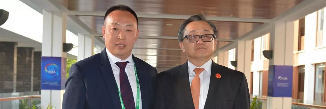 我操了大胸骚货老师网站联合国副秘书长刘振民和赵章栓会长在博鳌亚洲论坛亲切交"